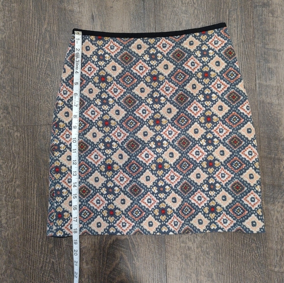 Loft abstract pattern mini skirt in muted fall colors - size 2 - Picture 7 of 10